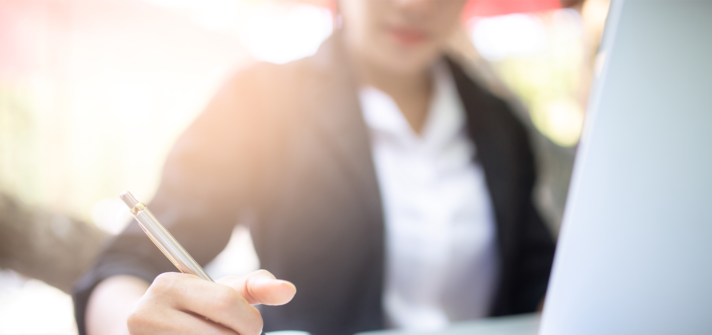 afbeelding van vrouw die schrijft